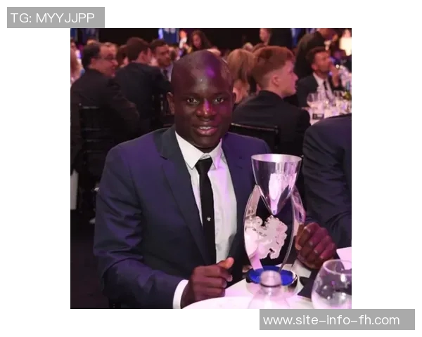 帕尔默荣获PFA年度最佳球员奖杯照片曝光引发热议