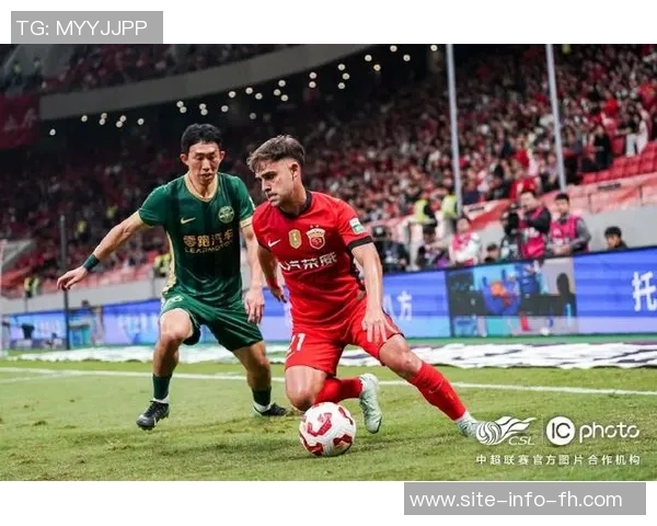 上海海港在中超联赛第29轮中以三球优势战胜浙江俱乐部绿城展现强劲实力