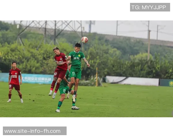 北京国安主场赛后邀请球迷家庭与队员亲密合影共度美好时光